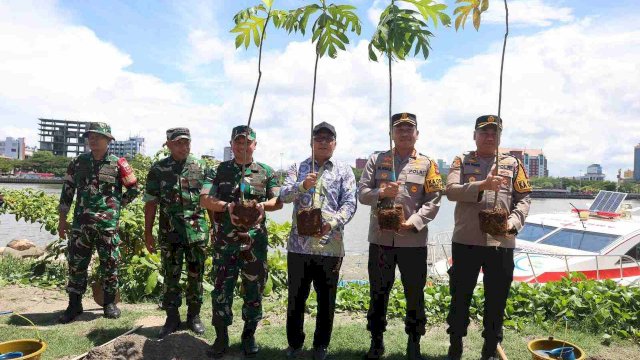 Wali Kota Makassar Moh Ramdhan Pomanto secara virtual mengikuti rangkaian Peringatan Hari Juang TNI AD Ke-78 tahun, di Kawasan CPI, Kamis, 14 Desember 2023.
