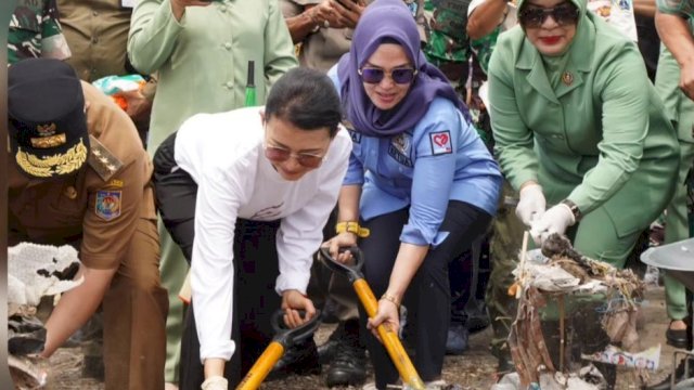 Ketua DPRD Dampingi KASAD Bersih-Bersih Sampah Plastik di Bantaeng