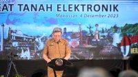 Pj Sekprov Serahkan Sertifikat Tanah ke Warga di Lima Kabupaten Kota