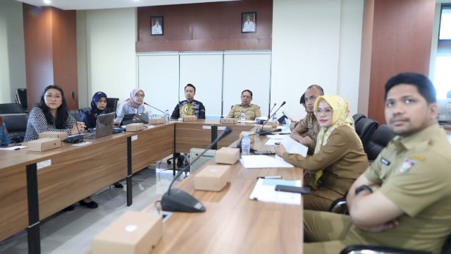 Sekretaris Daerah Kota Makassar, Muh Ansar menerima kehadiran World Bank bersama rombongan di ruang rapat Sekda Lt 9 Kantor Balaikota, Senin 4/12/2023.