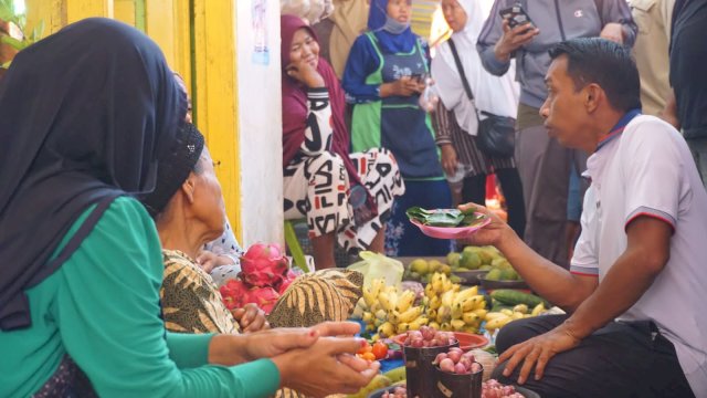 Trotoar.id, Sidrap - Wakil Ketua DPRD Provinsi Sulawesi Selatan blusukan ke Pasar Rappang salah satu pasar tradisional di Kecamatan Pancarijang Kab Sidrap di pasar Rappang,syahar hanya beberapa menit saja berada di pasar tersebut untuk menemui warga serta pedagang di pasar itu.minggu (17/12/2023),-