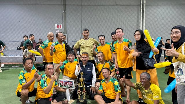 Ketua Umum Ikatan Keluarga Alumni (IKA) SMA Negeri 6 Makassar, Rudianto Lallo menutup sekaligus melaksanakan penyerahan tropi dan hadiah kepada para juara Fun Futsal Tournament IKA SMA Negeri 6 Makassar.