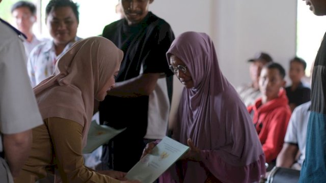 Bupati Lutra Kembali Serahkan Ratusan Sertifikat Tanah