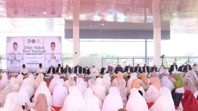 Ratusan Warga Zikir Akhir Tahun 2023 di Gedung Phinisi Bulukumba