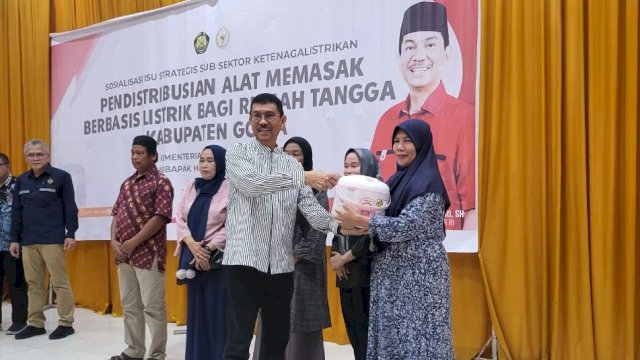 Legislator Ridwan Andi Wittiri Salurkan 1.653 Rice Cooker ke Warga Gowa