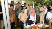 Bersama PJ Gubernur, Bupati Lutra Lakukan Penanaman Pisang