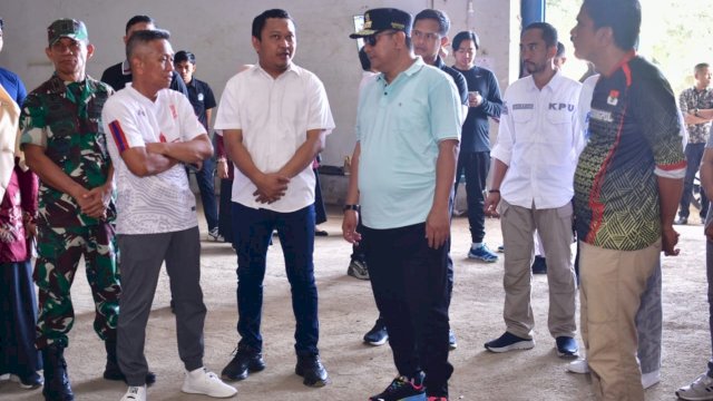 Berbaju Biru Muda, Pj Gubernur Sulsle Pantau Logistik  Pemilu 2024 di Bone