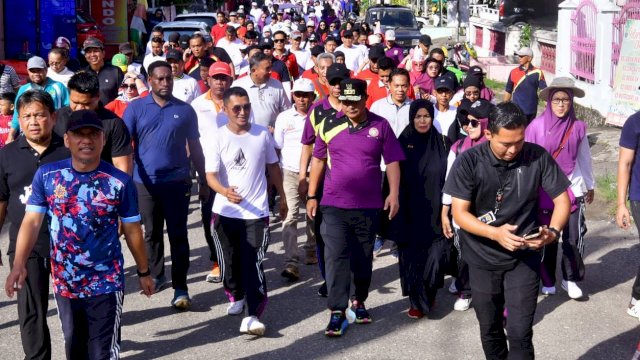 Jalan Sehat HUT PGRI, Ribuan Guru Antusias Sambut Pj Gubernur Bahtiar