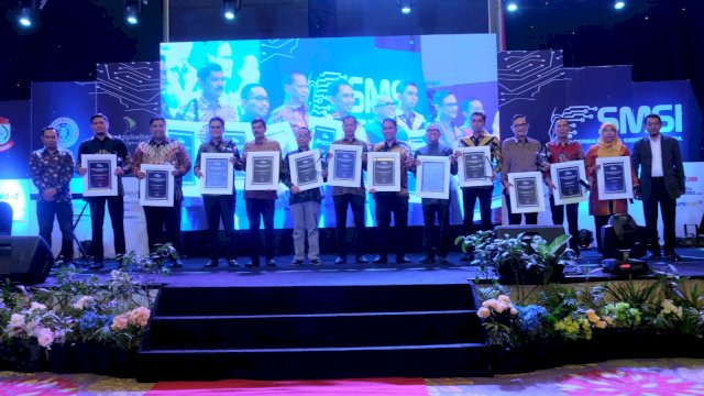 Bupati Lutra Satu-Satunya Perempuan Yang Raih Penghargaan SMSI Award
