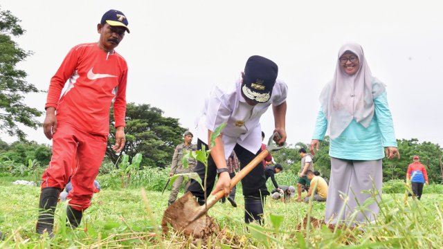 Olahraga di GOR Sudiang, Barisan Muda Putra Pongka Tanam Sukun Bersama Pj Gubernur Sulsel
