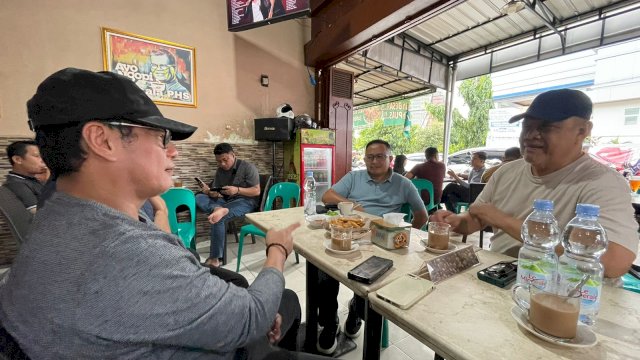 Waris Halid dan Moh Roem Bersama-sama Bahas Peluang Pemilu di Warung Kopi Daeng Anas