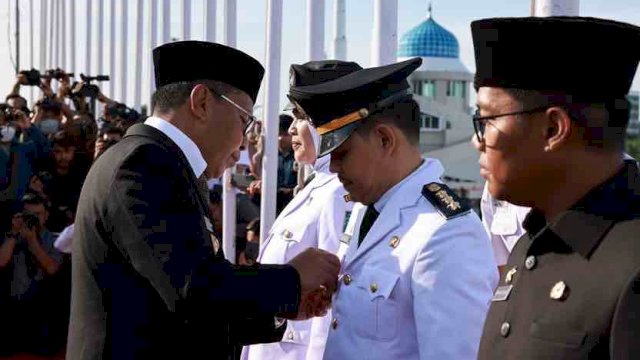 Wali Kota Makassar Moh Ramdhan Pomanto secara resmi melantik jajaran camat baru di atas Pinisi yang bersandar di Anjungan City Of Makassar.