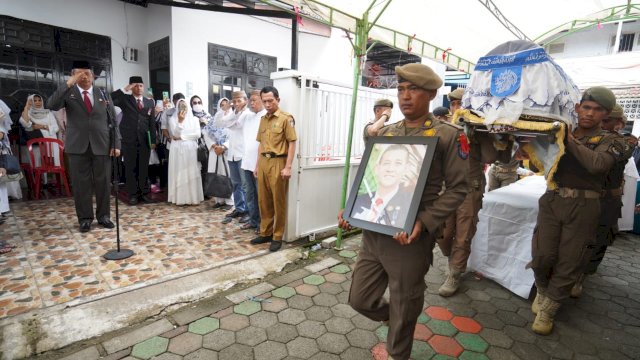 Penjabat Sekretaris Daerah Provinsi Sulawesi Selatan, Andi Muhammad Arsjad bertindak sebagai Pembina Upacara Pelepasan Jenazah Almarhum Muhammad Rizal Tolinggi di rumah duka di Jalan Amirullah, Kota Makassar, Senin (2/1/2024).