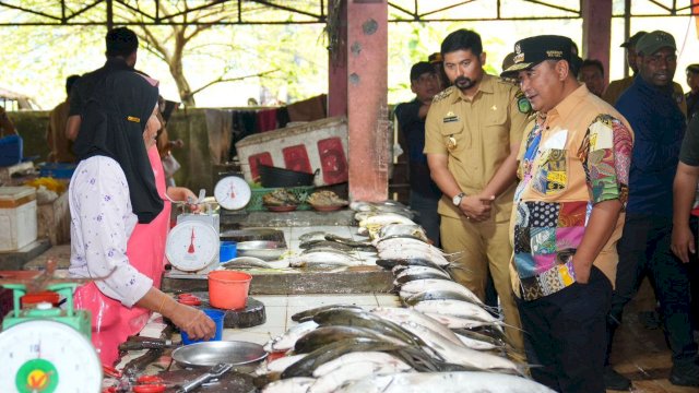 Penjabat Gubernur Sulawesi Selatan (Sulsel), Bahtiar Baharuddin, meminta Tim Pengendali Inflasi Daerah (TPID) hingga jajaran Forum Komunikasi Pimpinan Daerah (Forkopimda) Kabupaten Luwu Timur untuk turun tangan menstabilkan harga kebutuhan pokok di Malili.&nbsp;