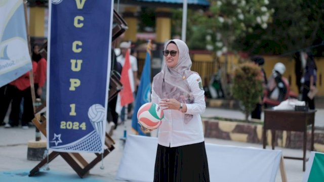 Bupati Luwu Utara, Indah Putri Indriani, memberikan inspirasi kepada atlet voli di wilayahnya, bahwa prestasi di dunia olahraga dapat membuka peluang untuk menjadi anggota Polri.