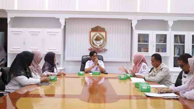 Pejabat Jenderal (PJ) Sekretaris Daerah (Sekda) Kota Makassar, Firman Hamid Pagarra, menerima audiensi dari Dinas Kesehatan Kota Makassar terkait implementasi Kawasan Tanpa Rokok (KTR). Pertemuan ini berlangsung di Balai Kota pada Rabu, 24 Januari 2024.