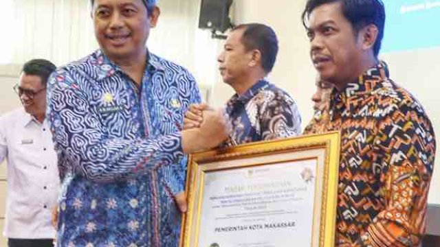 Pemerintah Kota Makassar meraih prestasi membanggakan dengan berhasil memperoleh predikat zona hijau terkait kepatuhan pelayanan publik untuk tahun 2023. 