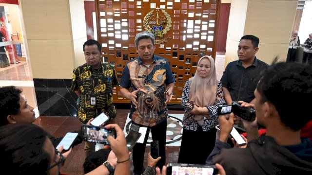Penjabat Sekretaris Provinsi Sulawesi Selatan, Andi Muhammad Arsjad, bersama sejumlah pejabat meluruskan pemberitaan salah satu media cetak terkait kebijakan Pemprov Sulsel terhadap partisipasi Aparatur Sipil Negara (ASN) dalam kegiatan kampanye.