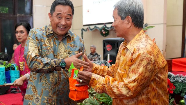 Penjabat Gubernur Sulsel, Bahtiar Baharuddin, memeriahkan Natal bersama keluarga Kristiani Lingkup Pemprov Sulsel di Ruang Pola Kantor Gubernur pada Sabtu, 27 Januari 2024. 