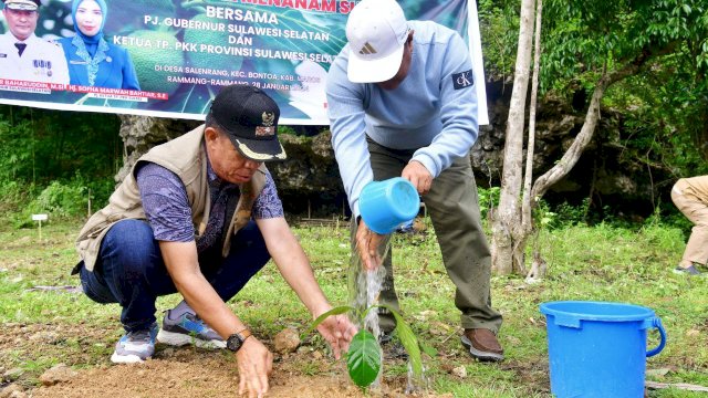 Penjabat Gubernur Sulsel, Bahtiar Baharuddin, menegaskan tekadnya untuk meningkatkan daya tarik wisata Rammang-rammang dengan memperbaiki kondisi alam dan lingkungan di wilayah tersebut. 