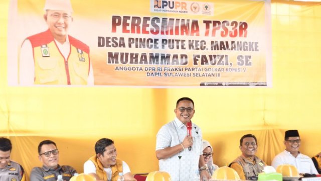 Bupati Luwu Utara, Indah Putri Indriani, bersama Anggota Komisi V DPR-RI, Muhammad Fauzi, mengukuhkan gedung TPS3R di Desa Pince Pute, Kecamatan Malangke pada Sabtu (27/1/2024). 