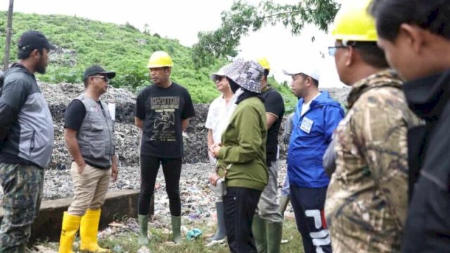 Penjabat Sekretaris Daerah (PJ Sekda) Kota Makassar, Firman Hamid Pagarra, memimpin kegiatan bersih-bersih di Tempat Pembuangan Akhir (TPA) Antang, Tamangapa, Kecamatan Manggala, pada Sabtu, 27 Januari 2024. 