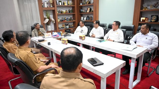 Penjabat Sekretaris Daerah Provinsi Sulawesi Selatan (Sulsel), Andi Muhammad Arsjad, menerima kunjungan Plt Kepala Kantor Wilayah Kemenag Provinsi Sulsel, Ali Yafid, di Kantor Gubernur, Senin, 29 Januari 2024.