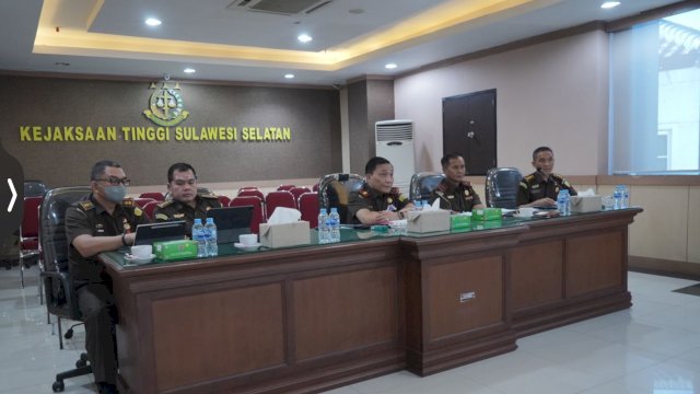 Kejaksaan Tinggi Sulawesi Selatan menerima dua permohonan penghentian penuntutan melalui mekanisme Keadilan Restoratif (RJ). Kejari Pangkep mengajukan perkara penganiayaan, sedangkan Kejari Maros mengajukan perkara perbuatan tidak menyenangkan.