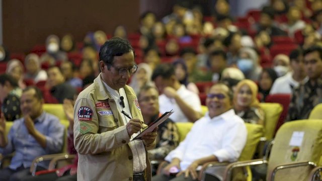Dampingi Mahfud MD Bedah Gagasan Visi Misi di Unhas, Danny Pomanto Kenakan Kemeja Putih dan Celana Hitam