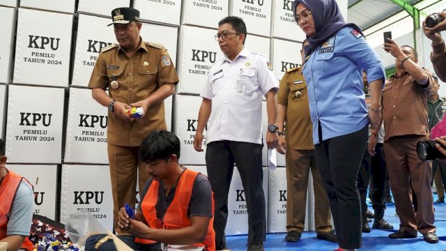 Ketua DPRD Sulsel Tinjau Gudang Logistik Pemilu