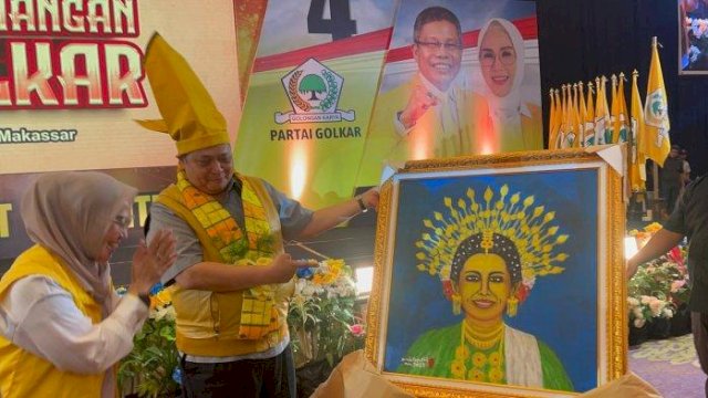 Airlangga Dan Rizal Mallarangeng Boyong Lukisan Perempuan Bugis Karya Armin Mustamin Touputiri