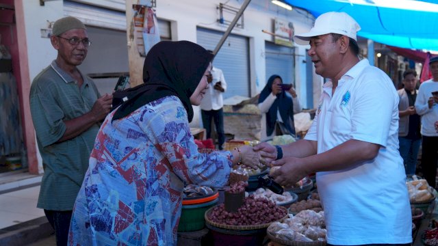 Jalan Santai Bersama Warga PJ Gubernur Cek Harga Kebutuhan Pokok di Pasar Tradisional Bantaeng
