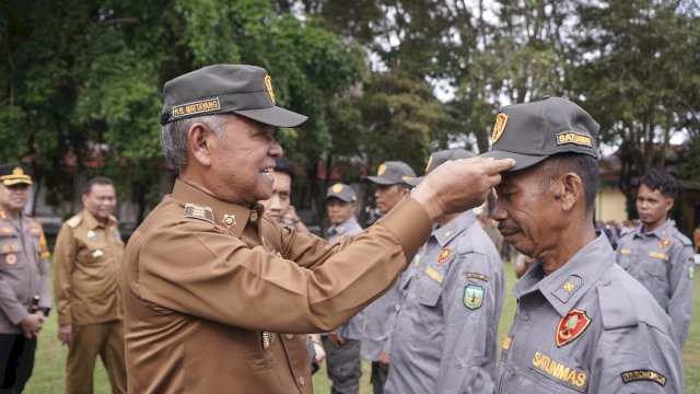 Bertugas Membantu Pengamanan TPS, Satlinmas Terima Atribut dan Seragam dari Bupati Luwu