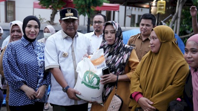 Bantuan Pangan Presiden Jokowi Tiba di Bone: Pj Gubernur dan Pj Ketua PKK Sulsel Salurkan Langsung