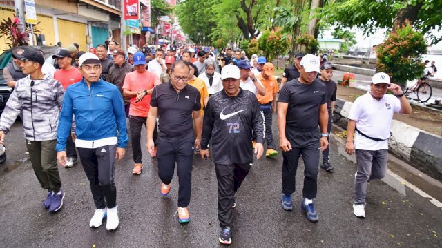 Pj Gubernur Jalan Sehat dan Bakti Sosial di Pantai Losari untuk Meredakan Ketegangan Politik Jelang Pemilu 2024