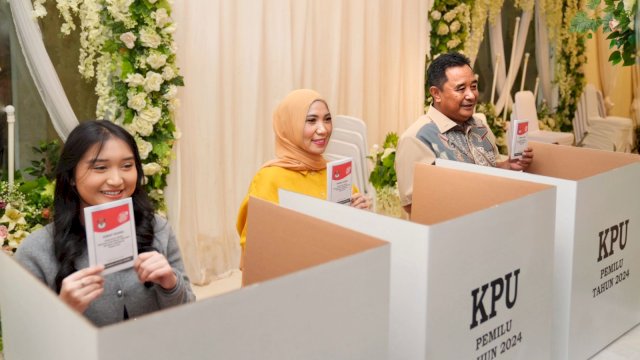 Penjabat Gubernur Sulsel dan Keluarga Memberikan Contoh, Ajak Warga Segera ke TPS untuk Memilih