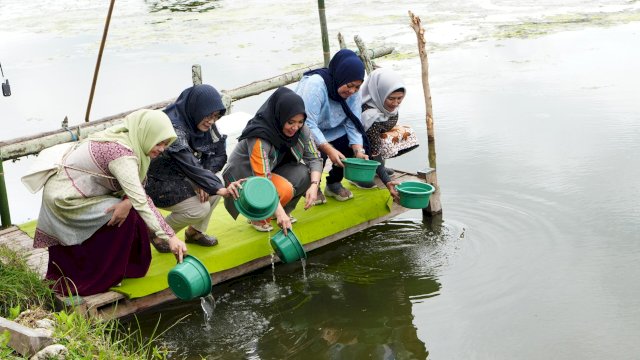 Sofha Marwah Bahtiar, Penjabat Ketua Tim Penggerak PKK Sulawesi Selatan, memimpin kegiatan penebaran benur udang Vaname di Tambak Kelompok Pembudidaya Perikanan di 