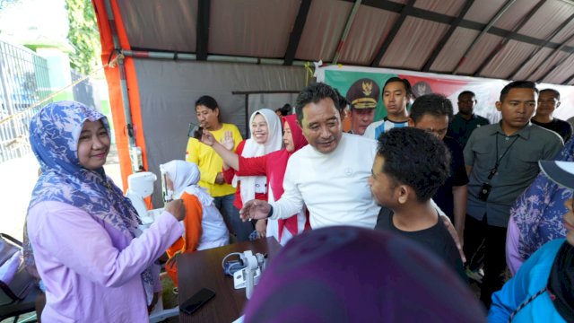 rotoar.id, Parepare - Penjabat Gubernur Sulawesi Selatan, Bahtiar Baharuddin, bersama Penjabat Wali Kota Parepare, Akbar Ali, serta pejabat daerah, melaksanakan kegiatan jalan santai di Kota Parepare pada Minggu, 18 Februari 2024.