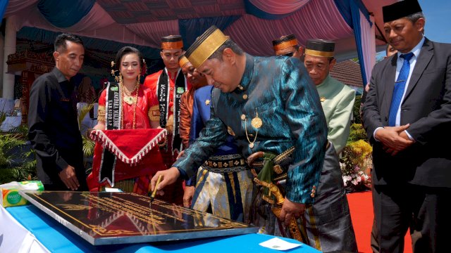 Perayaan Hari Ulang Tahun (HUT) Kabupaten Enrekang yang ke-64 menjadi momentum bagi Penjabat Gubernur Sulawesi Selatan (Sulsel), Bahtiar Baharuddin, untuk mengapresiasi kemajuan yang telah dicapai di sektor infrastruktur dan pertanian.