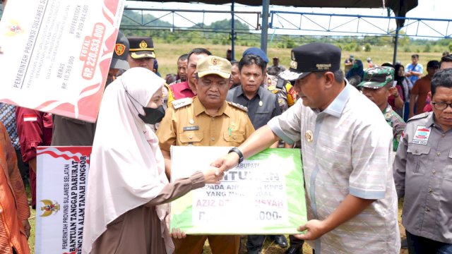 Penjabat Gubernur Sulsel Tanam Sukun dan Salurkan Bantuan Darurat Longsor di Luwu