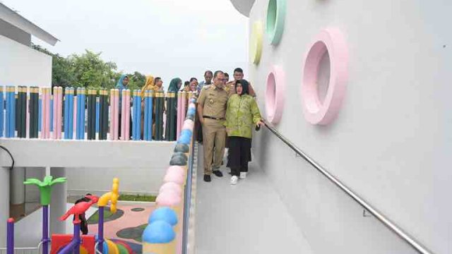 Wali Kota Makassar, Moh Ramdhan Pomanto, dan Bunda PAUD Kota Makassar Indira Yusuf Ismail menginspeksi secara detil kemajuan pembangunan gedung Pendidikan Anak Usia Dini (PAUD) negeri di Kecamatan Mariso dan Tamalate pada Senin (29/01/2024).