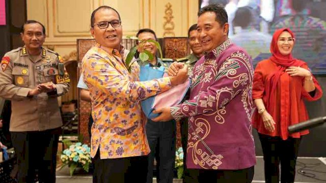 Wali Kota Makassar, Moh Ramdhan Pomanto, bersama Penjabat Gubernur Sulawesi Selatan dan ribuan umat Kristiani, mengajak masyarakat untuk menjunjung tinggi semangat damai dalam menyambut Pemilihan Umum (Pemilu) melalui Perayaan Natal Oikumene Masyarakat, Pemerintah, TNI-Polri Pemprov Sulsel di Hotel Myko pada Rabu (31/01/2024).