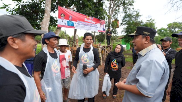 TP PKK Kota Makassar Nyatakan Komitmen Percepatan Penanganan Stunting
February 5, 2024-Berita, Pemerintahan
TP PKK Kota Makassar terus menyuarakan komitmen untuk berperan aktif membantu Pemerintah Kota Makassar dalam upaya percepatan penurunan stunting di Kota Makassar.

Komitmen tersebut ditandai dengan hadirnya Ketua TP PKK Kota Makassar Indira Yusuf Ismail dalam rapat koordinasi terkait optimalisasi peran stakeholder dalam upaya percepatan penurunan stunting, yang digelar di Ruang Sipakalebbi Balai Kota Makassar, Senin (5/02/2024).

Indira menegaskan pentingnya peran PKK sebagai mitra strategis pemerintah kota dalam menanggulangi masalah kesehatan masyarakat, terutama stunting yang menjadi perhatian serius.

Melalui program-program edukasi, pemberdayaan perempuan, dan kerja sama lintas sektor, Indira berharap dapat memberikan kontribusi positif dalam mengurangi angka stunting di Kota Makassar.

&ldquo;Komitmen kami di TP PKK Kota Makassar adalah untuk secara proaktif terlibat dalam setiap inisiatif yang dilakukan oleh Pemerintah Kota guna menangani permasalahan stunting,&rdquo; ucap Indira.

&ldquo;Kami ini mitra Pemkot Makassar jadi peran PKK dalam menanggulangi masalah kesehatan masyarakat, terutama stunting sudah menjadi perhatian serius kami,&rdquo; imbuhnya.

Indira menuturkan persoalan stunting adalah persoalan bersama sehingga penanganannya pun harus dilakukan dengan keterlibatan berbagai pihak.

&ldquo;Stunting ini persoalan kita bersama. Kepedulian kita tentu akan memberikan dampak angka penurunan stunting di Kota Makassar. Mari kita sama-sama berjibaku karena target pemerintah pusat adalah zero stunting,&rdquo; pungkas Indira.

Di tempat yang sama, Pj Sekretaris Daerah Kota Makassar Firman Hamid Pagarra menuturkan jika Pemkot Makassar saat ini terus mengupayakan intervensi spesifik dalam penanganan stunting.

Mulai dari optimalisasi Pemberian Makanan Tambahan (PMT) berbahan pangan lokal, hingga edukasi tentang pentingnya imunisasi dan ASI Eksklusif.

&ldquo;Langkah percepatan penurunan stunting harus terus dilakukan dengan membangun kordinasi hingga tingkat kelurahan dan RT/RW agar stunting tidak lagi menjadi masalah kesehatan masyarakat di Kota Makassar,&rdquo; jelas Firman.