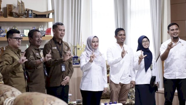 Bupati Luwu Utara, Indah Putri Indriani, menerima kunjungan dari Direktur Politeknik Pariwisata Makassar, Herry Rachmat, di ruang kerja Bupati pada Rabu (7/2/2024).