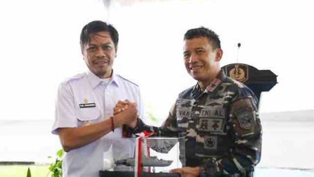 Di Dermaga Layang, Mako Lantamal VI Makassar, PJ Sekda Kota Makassar, Firman Hamid Pagarra, dengan sukacita menyambut kedatangan armada baru yang akan menjaga perairan laut Makassar dan sekitarnya. Armada baru ini adalah kapal patroli cepat 60 meter yang diberi nama KRI Marlin-877.