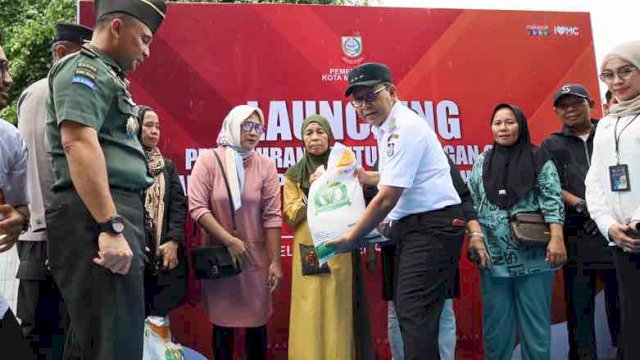 Wali Kota Makassar, Moh Ramdhan Pomanto, memimpin upacara penandatanganan pendistribusian cadangan beras pemerintah untuk bantuan pangan tahun 2024 di Kota Makassar, Sulawesi Selatan.