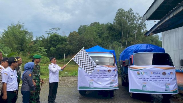Pemerintah Kabupaten Toraja Utara bersama Bulog Cabang Toraja melaksanakan penyaluran bantuan pangan secara simbolis dan serentak di seluruh Kabupaten/Kota se-Sulawesi Selatan. Kegiatan ini merupakan bagian dari upaya percepatan penyaluran cadangan beras pemerintah.