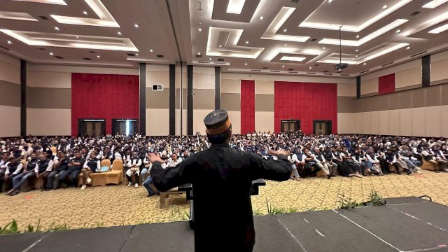 Calon legislatif DPR RI, Rudianto Lallo, mengakhiri masa kampanyenya dengan mengukuhkan 1.000 tim spartan Anak Rakyat untuk Kecamatan Tamalanrea dan Biringkanayya,
