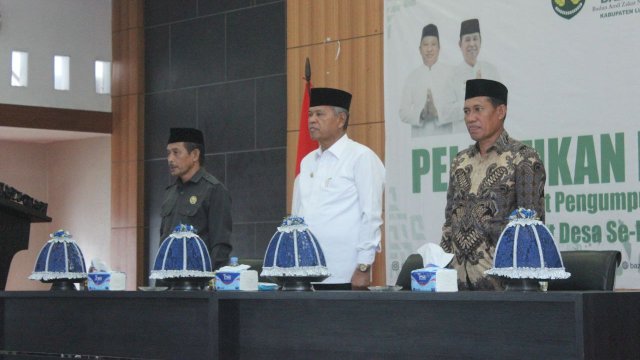 Bupati Luwu, Dr. Drs. H. Basmin Mattayang, MPd, melantik Unit Pengumpul Zakat (UPZ) tingkat desa se-Kabupaten Luwu di Aula Andi Kambo, kompleks perkantoran Pemkab Luwu pada Sabtu (10/2/2024).