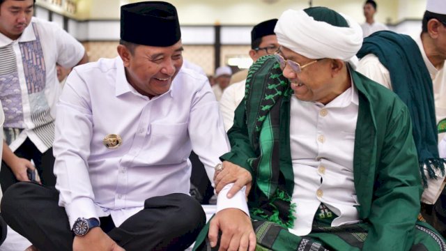 Penjabat Gubernur Sulawesi Selatan (Sulsel), Bahtiar Baharuddin, menghadiri peringatan Dzikir dan Doa Mengenang 18 Tahun Wafatnya Kiyai Haji Syekh Sayyid Djamaluddin Assegaf Puang Ramma. Acara ini digelar di Aula Arafah Asrama Haji Kota Makassar pada Minggu, 11 Februari 2024.